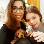 Pes, dievča a žena na Vianoce