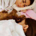 Pes, žena a dievča spia v posteli