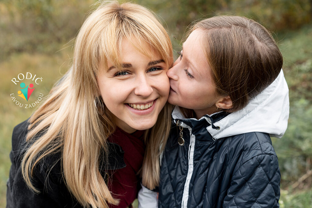 mama dakujem matka s dcérou si dávajú ďakovací bozk na líce