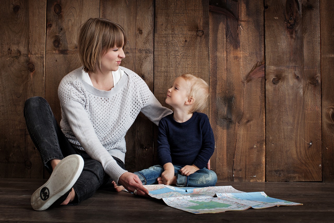 Mama a dieťa sa spolu rozprávajú pri mape